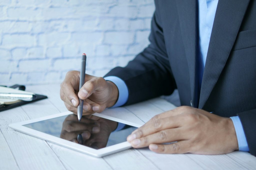 Hombre de traje usando una tablet